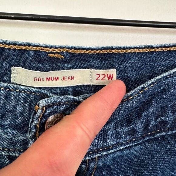 Levi's® Premium Women’s 80’s Mom Jean in Running Errands Dark Wash - Picture 7 of 15